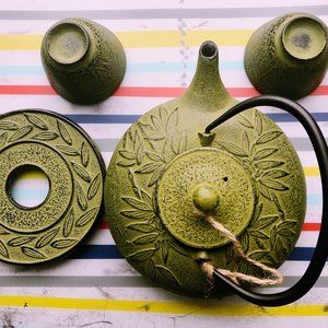 Cast Iron Teapot with two cups and a trivet